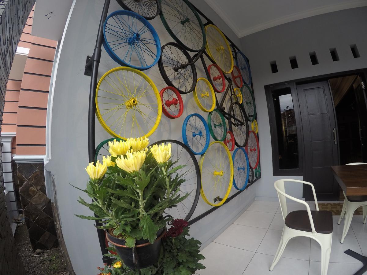 Innbox Capsule Hotel Jember Exterior photo
